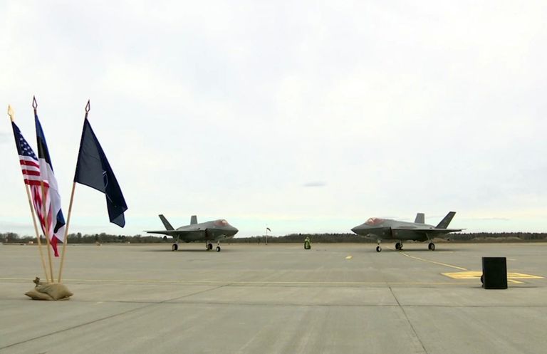 Истребители-бомбардировщики пятого поколения F-35 Lightning II на на авиабазе Эмари под Таллином. 25 апреля 2017 года Истребители-бомбардировщики пятого поколения F-35 Lightning II на на авиабазе Эмари под Таллином. 25 апреля 2017 года