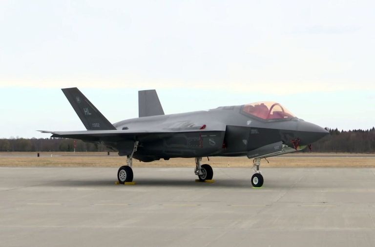 Истребитель-бомбардировщик пятого поколения F-35 Lightning II на на авиабазе Эмари под Таллином. 25 апреля 2017 года 