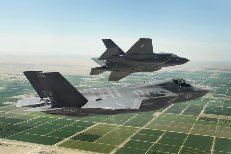 Американские истребители-бомбардировщики пятого поколения F-35 Lightning II 