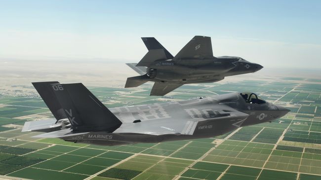 Американские истребители-бомбардировщики пятого поколения F-35 Lightning II