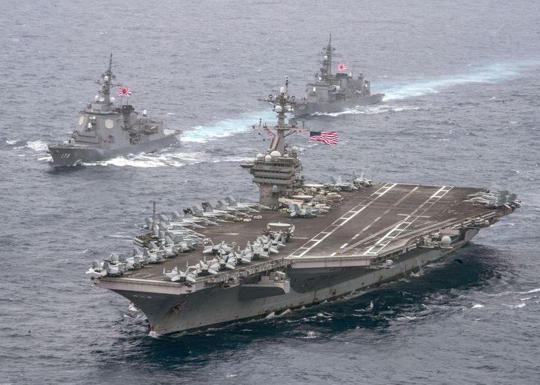 Авианосец ВМС США Карл Винсон в сопровождении эсминцев морских сил самообороны Японии. 26 апреля 2017