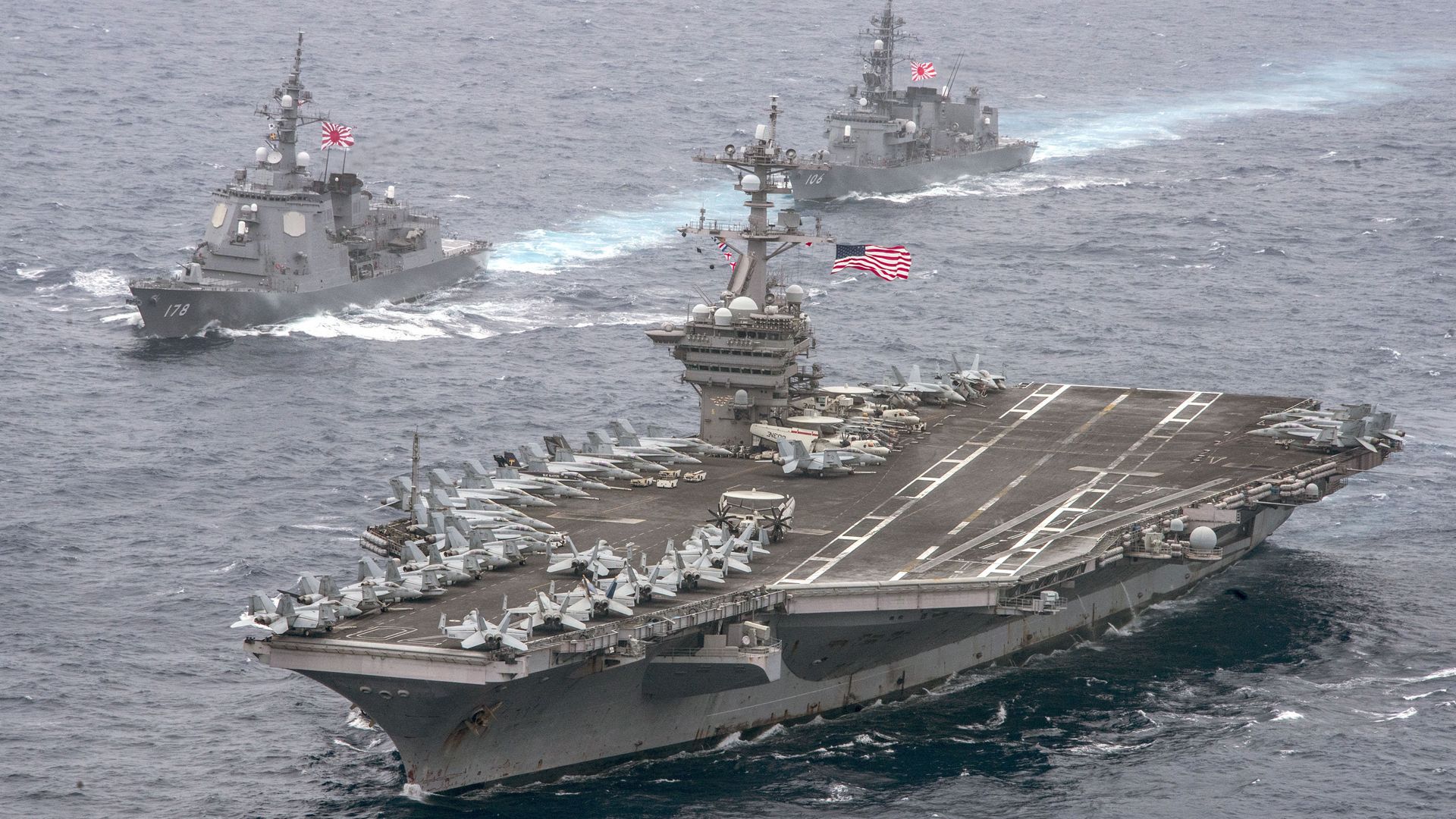 Авианосец ВМС США в сопровождении эсминцев морских сил самообороны Японии Авианосец ВМС США в сопровождении эсминцев морских сил самообороны Японии - РИА Новости, 1920, 02.10.2026
