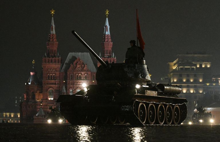 Танк Т-34-85 на репетиции парада Победы на Красной площади Танк Т-34-85 на репетиции парада Победы на Красной площади