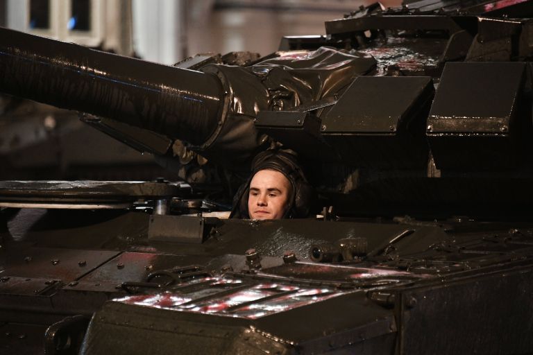 Военнослужащий в танке Т-72 Б3 во время прохода по Тверской улице на репетиции парада Победы на Красной площади Военнослужащий в танке Т-72 Б3 во время прохода по Тверской улице на репетиции парада Победы на Красной площади