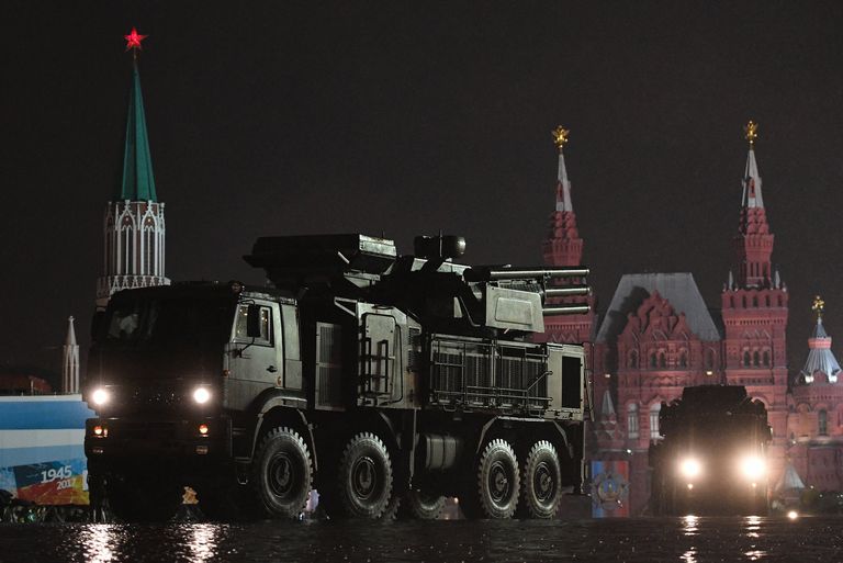 Зенитный ракетно-пушечный комплекс Панцирь-С на репетиции парада Победы на Красной площади Зенитный ракетно-пушечный комплекс Панцирь-С на репетиции парада Победы на Красной площади