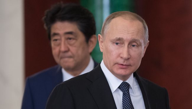 Президент РФ Владимир Путин и премьер-министр Японии Синдзо Абэ. Архивное фото