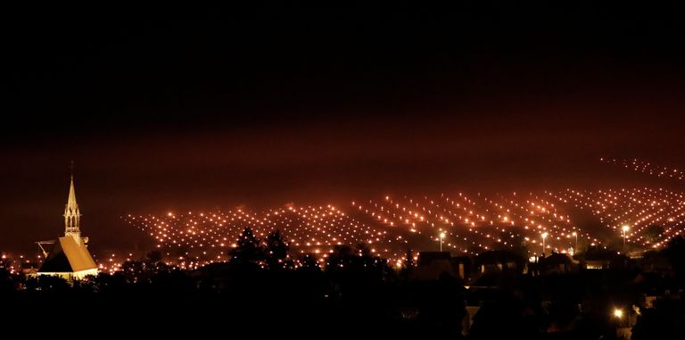 Обогреватели, защищающие виноградники во время заморозков во Франции Обогреватели, защищающие виноградники во время заморозков во Франции