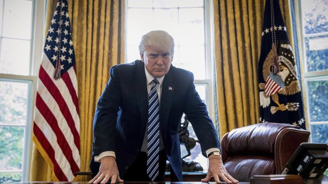 Президент США Дональд Трамп в Овальном кабинете Белого дома в Вашингтоне Президент США Дональд Трамп в Овальном кабинете Белого дома в Вашингтоне