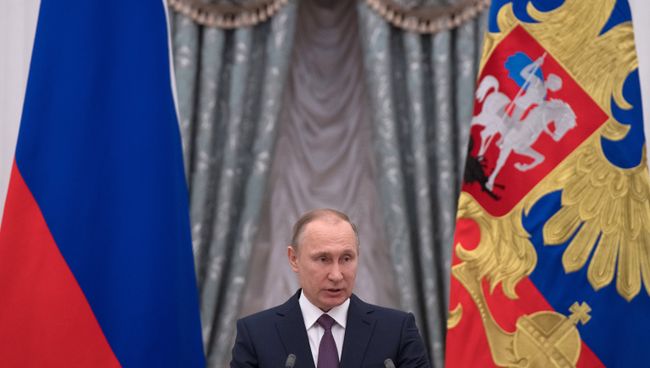 Президент России Владимир Путин на церемонии вручения медалей Герой Труда Президент России Владимир Путин на церемонии вручения медалей Герой Труда
