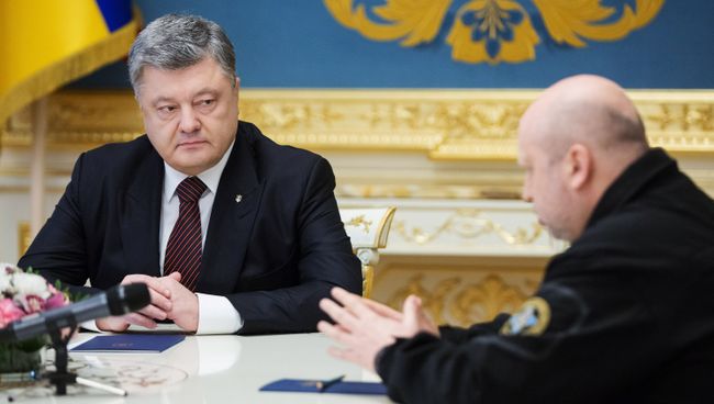 Президент Украины Петр Порошенко и секретарь СНБО Украины Александр Турчинов. Архивное фото Президент Украины Петр Порошенко и секретарь СНБО Украины Александр Турчинов. Архивное фото