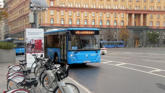 Автобус на одной из улиц в центре Москвы. Архивное фото Автобус на одной из улиц в центре Москвы. Архивное фото