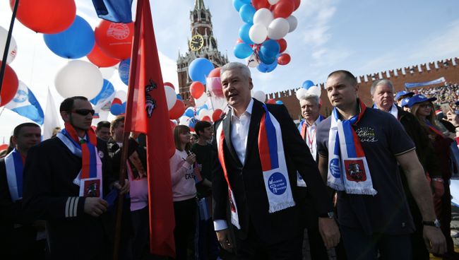 Первомайская демонстрация трудящихся на Красной площади Первомайская демонстрация трудящихся на Красной площади