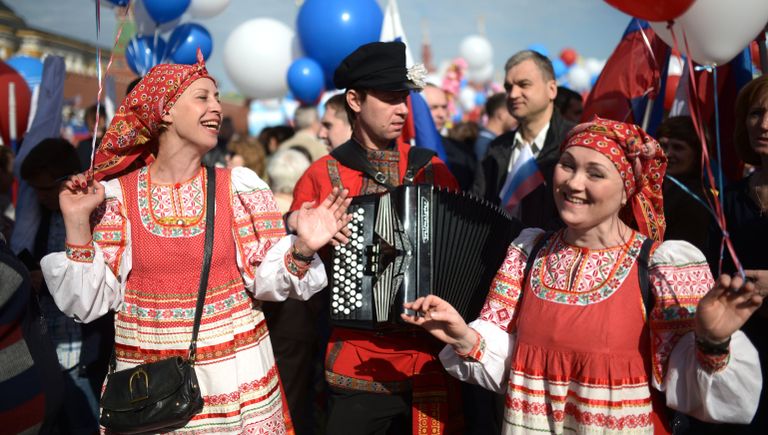 Участники первомайской демонстрации на Красной площади в Москве Участники первомайской демонстрации на Красной площади в Москве