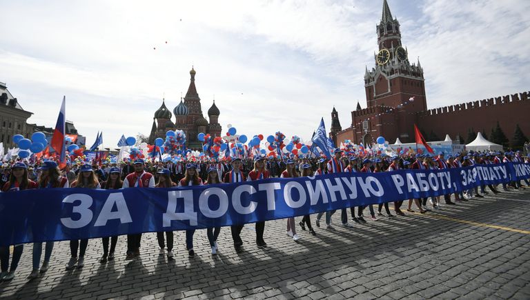 Участники первомайской демонстрации на Красной площади в Москве Участники первомайской демонстрации на Красной площади в Москве
