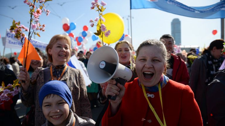 Участники первомайской демонстрации в Екатеринбурге Участники первомайской демонстрации в Екатеринбурге