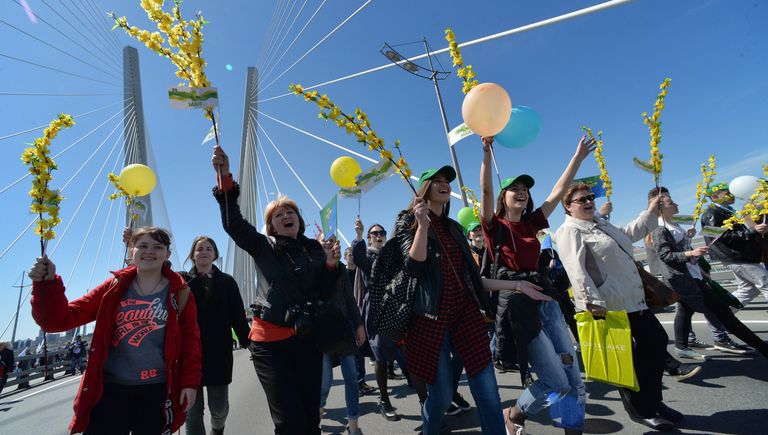 Участники первомайской демонстрации на Золотом мосту во Владивостоке Участники первомайской демонстрации на Золотом мосту во Владивостоке