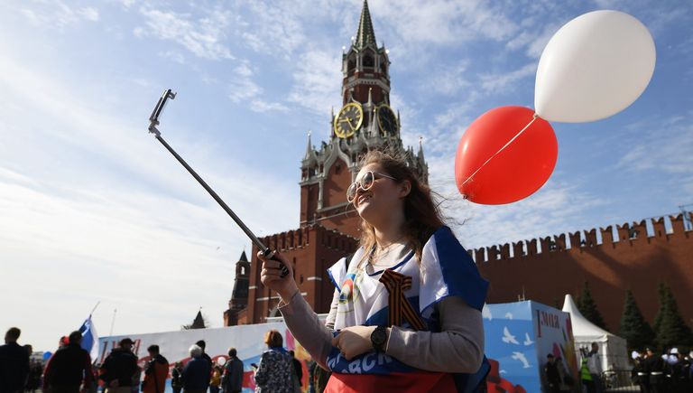 Участница первомайской демонстрации на Красной площади в Москве Участница первомайской демонстрации на Красной площади в Москве