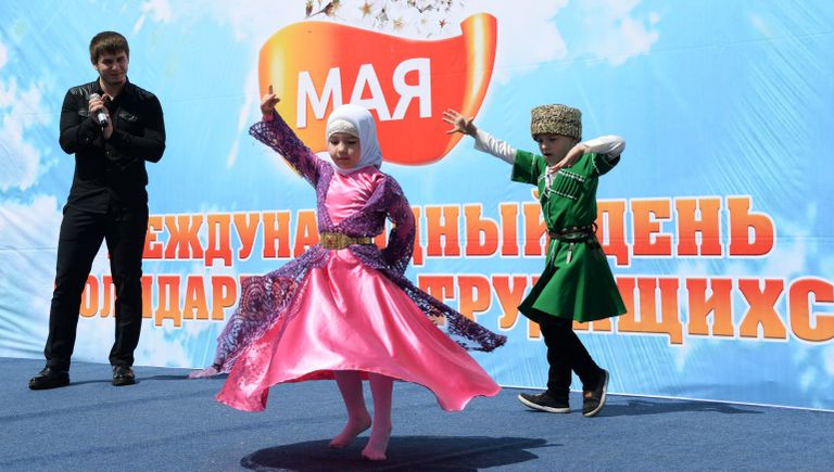 Дети выступают на митинге, посвященном празднованию Международного дня солидарности трудящихся, в Грозном Дети выступают на митинге, посвященном празднованию Международного дня солидарности трудящихся, в Грозном