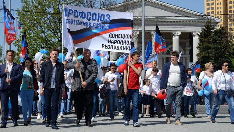 Участники первомайской демонстрации в Донецке Участники первомайской демонстрации в Донецке