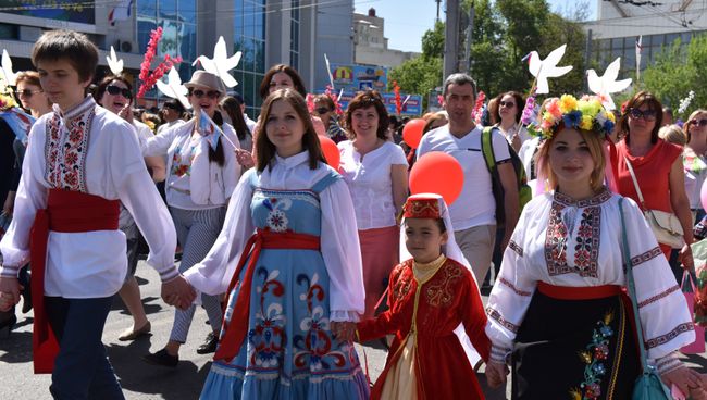 Участники праздничной первомайской демонстрации в Симферополе