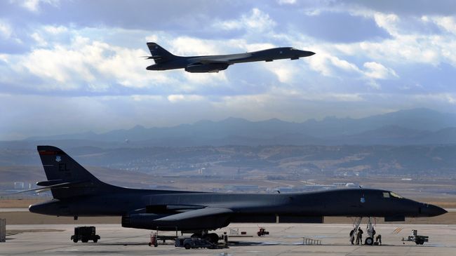 Бомбардировщики B-1B Lancer ВВС США. Архивное фото Бомбардировщики B-1B Lancer ВВС США. Архивное фото