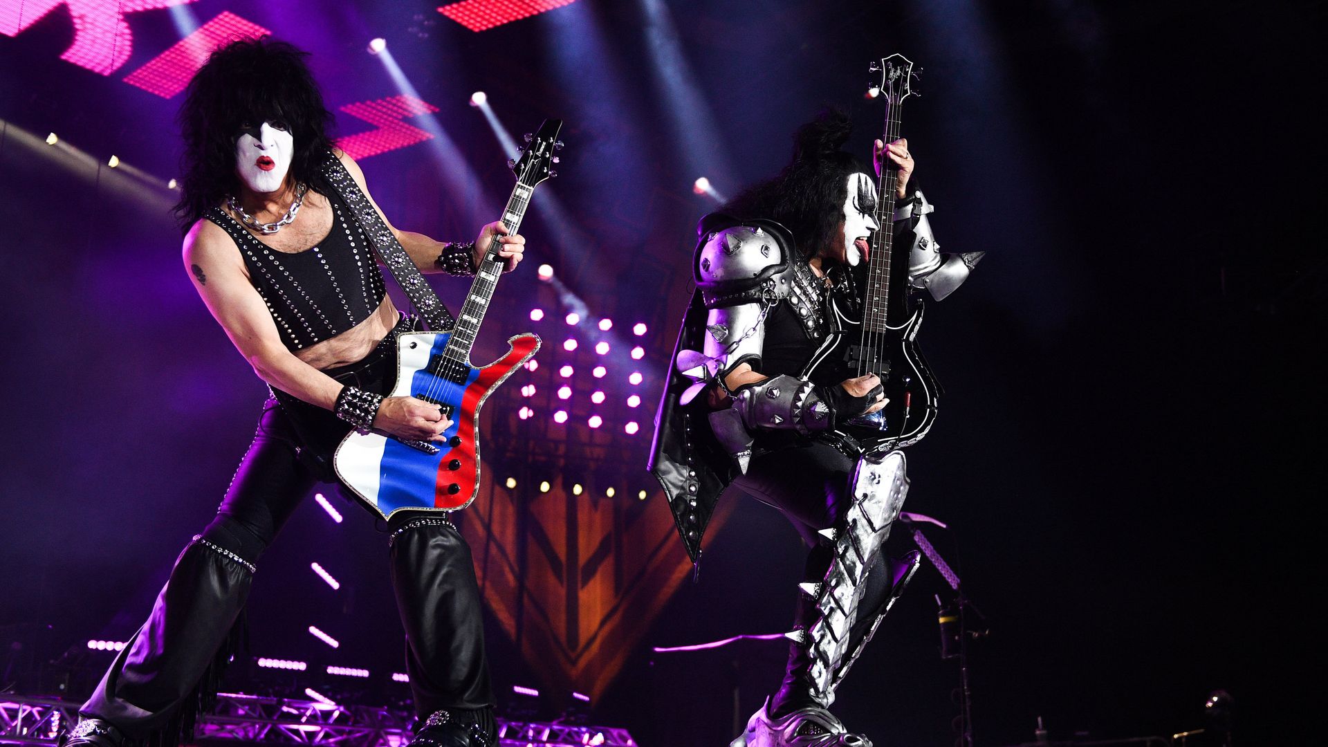 Музыканты группы Kiss Пол Стэнли и Джин Симмонс выступают на концерте в СК Олимпийский в Москве Музыканты группы Kiss Пол Стэнли и Джин Симмонс выступают на концерте в СК Олимпийский в Москве - РИА Новости, 1920, 15.12.2021