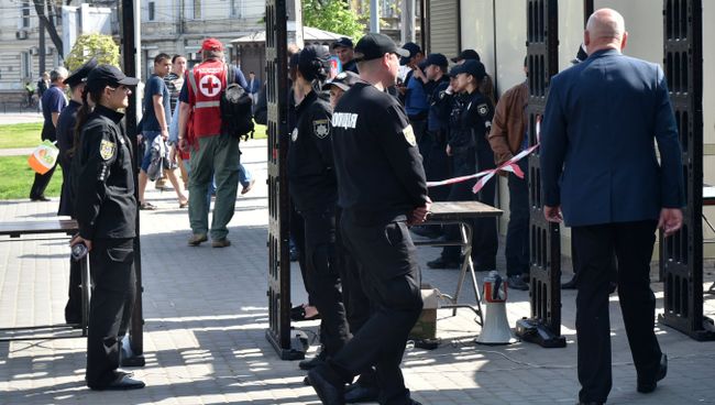 Сотрудники полиции во время акции в память о погибших при пожаре в Доме профсоюзов на площади Куликово поле в Одессе. 2 мая 2017 Сотрудники полиции во время акции в память о погибших при пожаре в Доме профсоюзов на площади Куликово поле в Одессе. 2 мая 2017