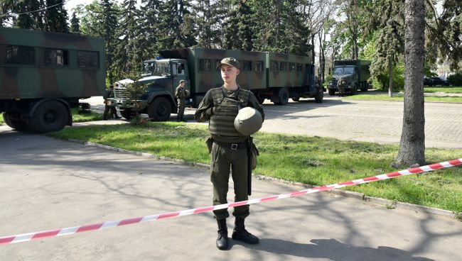 Сотрудник правоохранительных органов во время акции в память о погибших при пожаре в Доме профсоюзов на площади Куликово поле в Одессе. 2 мая 2017 Сотрудник правоохранительных органов во время акции в память о погибших при пожаре в Доме профсоюзов на площади Куликово поле в Одессе. 2 мая 2017