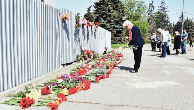 Участники акции в память о погибших при пожаре в Доме профсоюзов на площади Куликово поле в Одессе. 2 мая 2017 года Участники акции в память о погибших при пожаре в Доме профсоюзов на площади Куликово поле в Одессе. 2 мая 2017 года