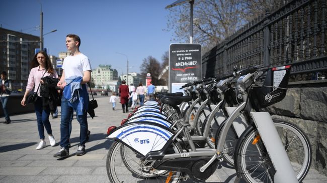 Москвичи возле одного из открывшихся пунктов проката велосипедов. Архивное фото Москвичи возле одного из открывшихся пунктов проката велосипедов. Архивное фото