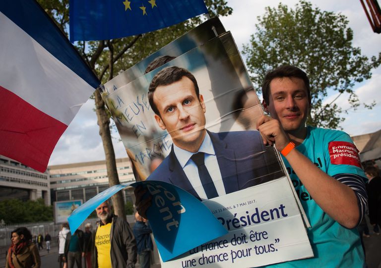 Сторонник кандидата на пост президента Франции, лидера движения Вперёд! (En Marche) Эммануэля Макрона во время его встречи с избирателями в Париже в ходе избирательной кампании Сторонник кандидата на пост президента Франции, лидера движения Вперёд! (En Marche) Эммануэля Макрона во время его встречи с избирателями в Париже в ходе избирательной кампании