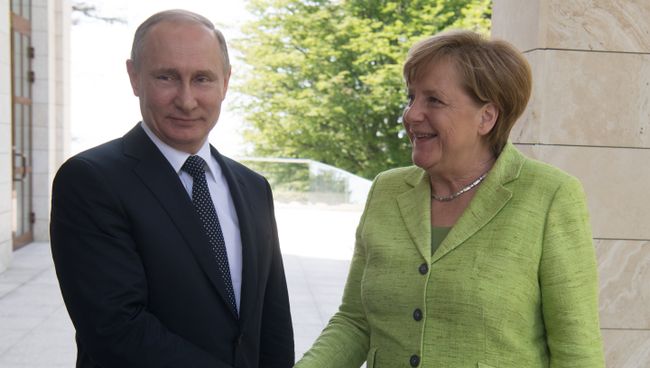 Президент РФ Владимир Путин и федеральный канцлер ФРГ Ангела Меркель во время встречи. 2 мая 2017 Президент РФ Владимир Путин и федеральный канцлер ФРГ Ангела Меркель во время встречи. 2 мая 2017