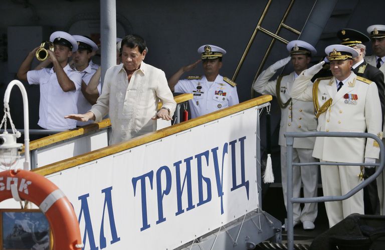 Президент Филиппин Родриго Дутерте на борту БПК Адмирал Трибуц, 6 января 2017 года 