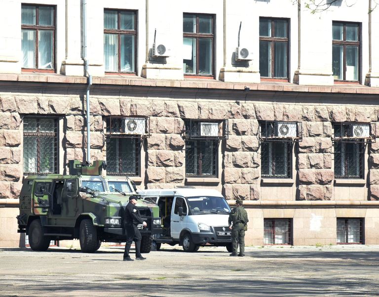 Сотрудники правооохранительных органов во время акции в память о погибших при пожаре в Доме профсоюзов на площади Куликово поле в Одессе. 2 мая 2017 Сотрудники правооохранительных органов во время акции в память о погибших при пожаре в Доме профсоюзов на площади Куликово поле в Одессе. 2 мая 2017