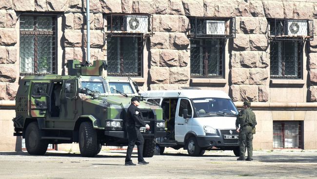 Сотрудники правооохранительных органов во время акции в память о погибших при пожаре в Доме профсоюзов на площади Куликово поле в Одессе. 2 мая 2017 Сотрудники правооохранительных органов во время акции в память о погибших при пожаре в Доме профсоюзов на площади Куликово поле в Одессе. 2 мая 2017