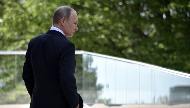 Президент РФ Владимир Путин перед началом встречи с федеральным канцлером ФРГ Ангелом Меркель. 2 мая 2017 Президент РФ Владимир Путин перед началом встречи с федеральным канцлером ФРГ Ангелом Меркель. 2 мая 2017