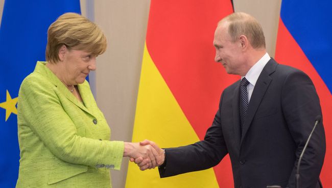 Президент РФ Владимир Путин и федеральный канцлер ФРГ Ангела Меркель. Архивное фото Президент РФ Владимир Путин и федеральный канцлер ФРГ Ангела Меркель. Архивное фото