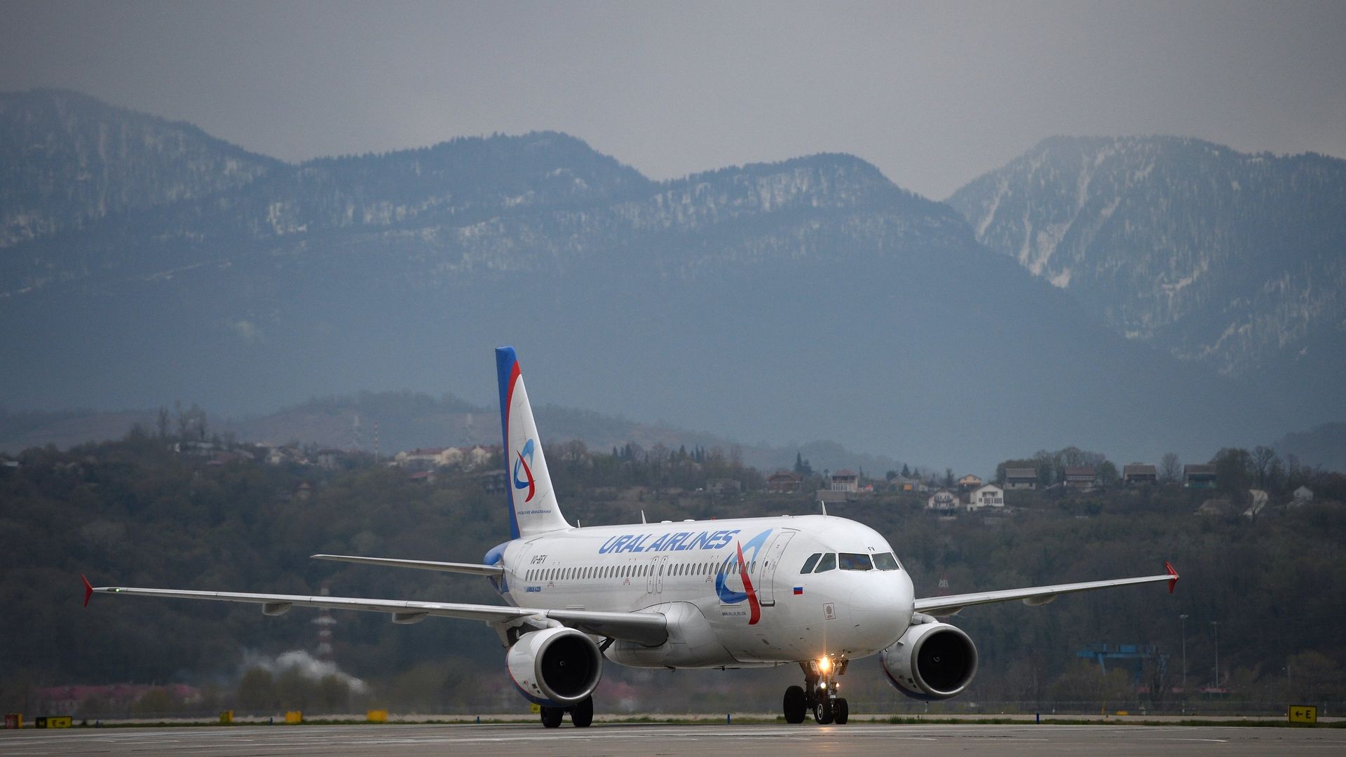 Самолет Airbus A320 авиакомпании Уральские авиалинии в международном аэропорту Сочи - РИА Новости, 1920, 29.04.2022