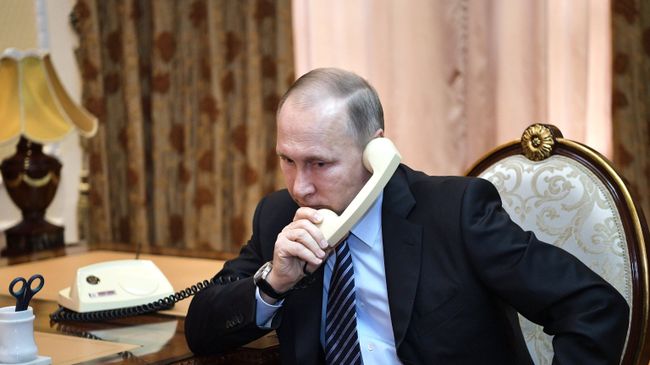 Президент РФ Владимир Путин во время телефонного разговора Президент РФ Владимир Путин во время телефонного разговора