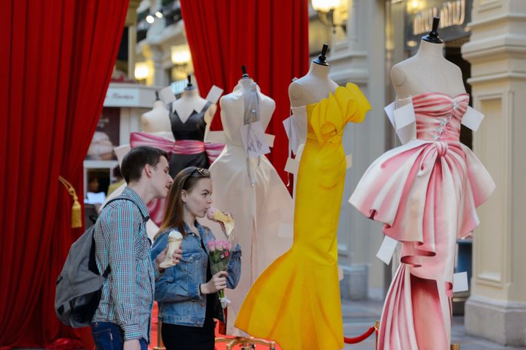 Выставка Бумажные куклы: 2D-мода от Moschino в ГУМе Выставка Бумажные куклы: 2D-мода от Moschino в ГУМе