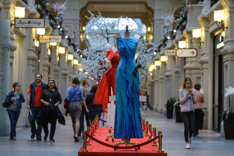 Выставка Бумажные куклы: 2D-мода от Moschino в ГУМе Выставка Бумажные куклы: 2D-мода от Moschino в ГУМе