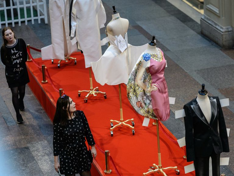 Выставка Бумажные куклы: 2D-мода от Moschino в ГУМе Выставка Бумажные куклы: 2D-мода от Moschino в ГУМе