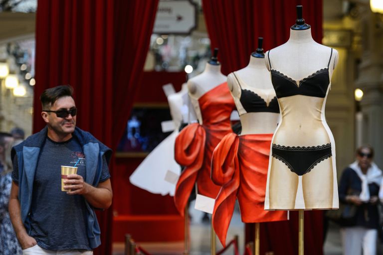 Выставка Бумажные куклы: 2D-мода от Moschino в ГУМе Выставка Бумажные куклы: 2D-мода от Moschino в ГУМе