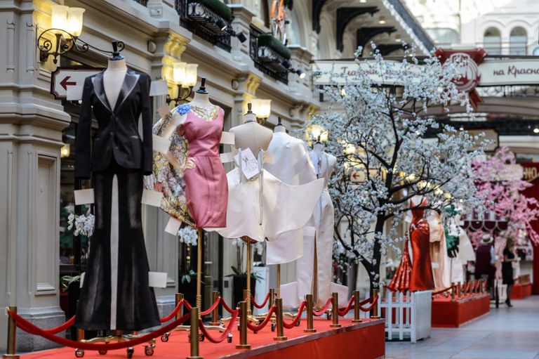 Выставка Бумажные куклы: 2D-мода от Moschino в ГУМе Выставка Бумажные куклы: 2D-мода от Moschino в ГУМе