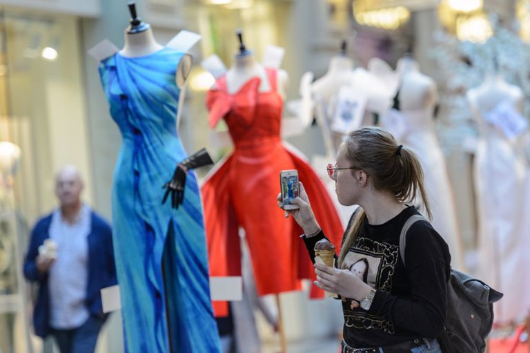 Выставка Бумажные куклы: 2D-мода от Moschino в ГУМе Выставка Бумажные куклы: 2D-мода от Moschino в ГУМе