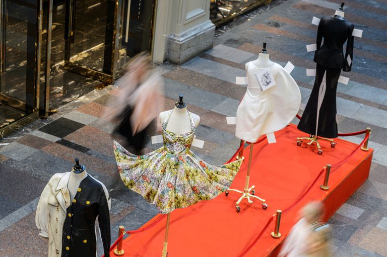 Выставка Бумажные куклы: 2D-мода от Moschino в ГУМе Выставка Бумажные куклы: 2D-мода от Moschino в ГУМе