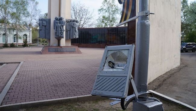 Разбитый прожектор на мемориале воинам, погибшим в ВОВ, в Уссурийске. 3 мая 2017 Разбитый прожектор на мемориале воинам, погибшим в ВОВ, в Уссурийске. 3 мая 2017