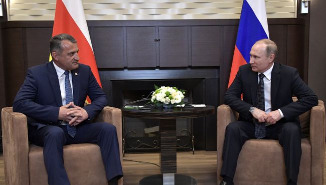 Президент РФ Владимир Путин и президент Республики Южная Осетия Анатолий Бибилов во время встречи в Сочи. Архивное фото Президент РФ Владимир Путин и президент Республики Южная Осетия Анатолий Бибилов во время встречи в Сочи. Архивное фото