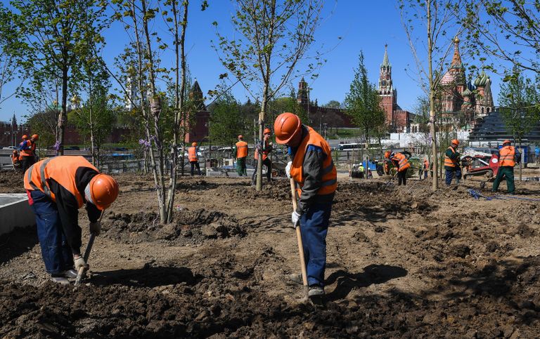 Рабочие во время строительства ландшафтного парка Зарядье в Москве Рабочие во время строительства ландшафтного парка Зарядье в Москве