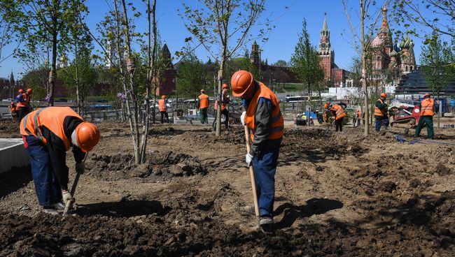 Рабочие во время строительства ландшафтного парка Зарядье в Москве. Архивное фото